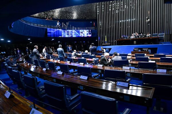 Bancada:
senador Flávio Arns (PSB-PR) - em pronunciamento.