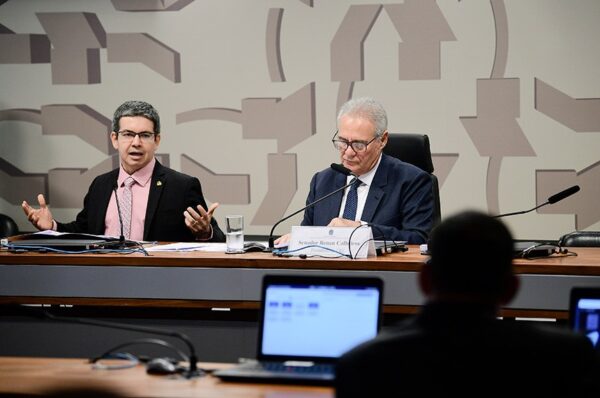 Mesa:
relator do PL 4.715/2023, senador Randolfe Rodrigues (sem partido-AP);
presidente da CRE, senador Renan Calheiros (MDB-AL).