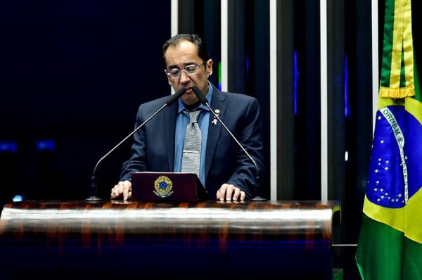 Em discurso, à tribuna, senador Jorge Kajuru (PSB-GO).