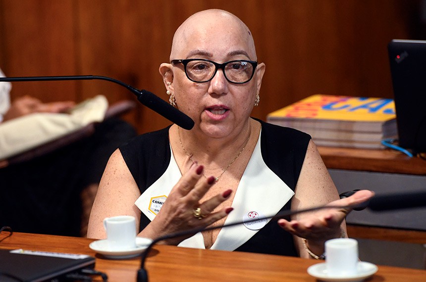 À bancada, em pronunciamento, CEO da Aliança Brasileira de Associações e Grupos de Apoio a Pessoas com Doenças Raras (Aliança Rara), Regina Próspero.