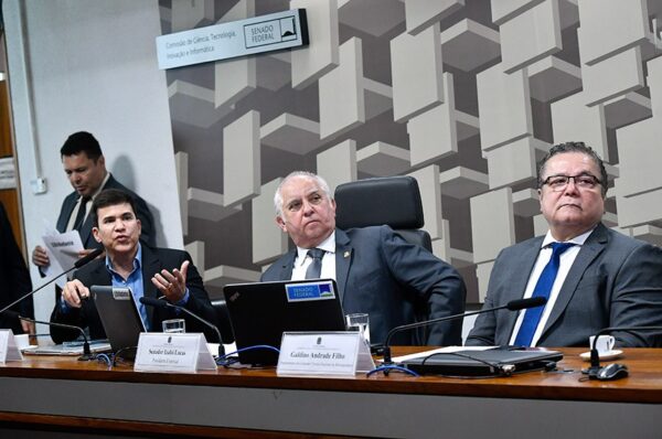 Mesa: pesquisador da Empresa Brasileira de Pesquisa Agropecuária (Embrapa), Eduardo Romano; requerente desta audiência, senador Izalci Lucas (PSDB-DF); professor da Universidade Estadual de Londrina, Representante da Comissão Técnica Nacional de Biossegurança (CTNBio), Galdino Andrade Filho.
