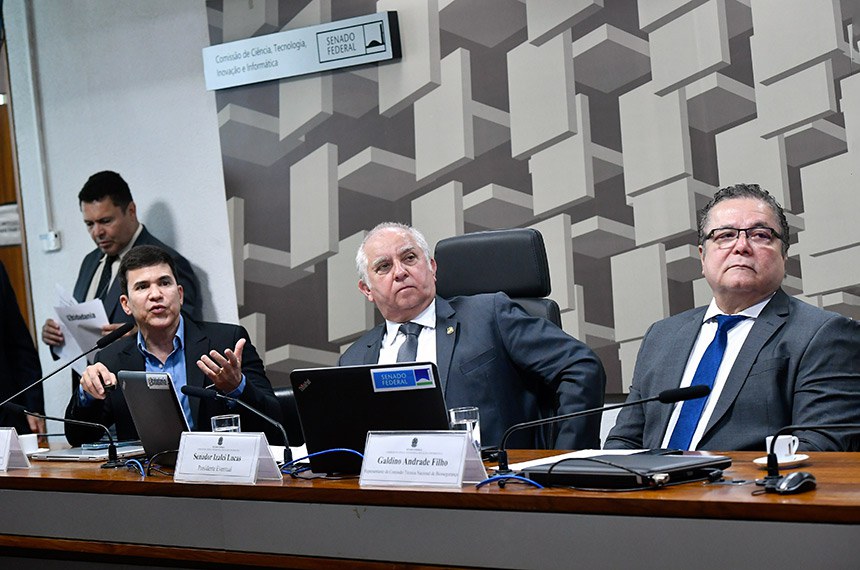 Mesa: pesquisador da Empresa Brasileira de Pesquisa Agropecuária (Embrapa), Eduardo Romano; requerente desta audiência, senador Izalci Lucas (PSDB-DF); professor da Universidade Estadual de Londrina, Representante da Comissão Técnica Nacional de Biossegurança (CTNBio), Galdino Andrade Filho.
