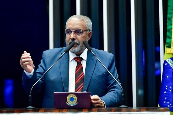 Em discurso, à tribuna, senador Paulo Paim (PT-RS).