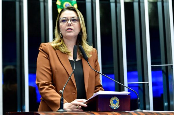 Em discurso, à tribuna, senadora Leila Barros (PDT-DF).