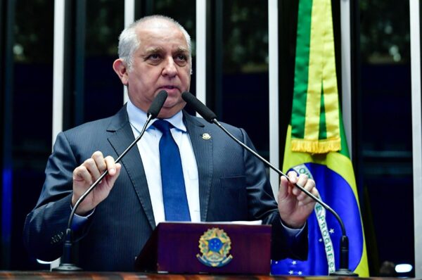 Em discurso, à tribuna, senador Izalci Lucas (PSDB-DF).