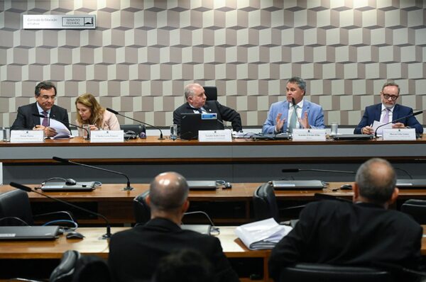 Mesa:
professor titular de Direto Financeiro do Departamento de Direito Econômico, Financeiro e Tributário da Faculdade de Direito da Universidade de São Paulo, Heleno Torres;
subsecretária de Tributação da Receita Federal,
Cláudia Lucia Pimentel;
presidente da CTIADMTR, senador Izalci Lucas (PSDB-DF);
relator da CTIADMTR, senador Efraim Filho (União-PB);
professor de Direito Tributário da Universidade Estadual do Rio de Janeiro, Marcus Livio Gomes.