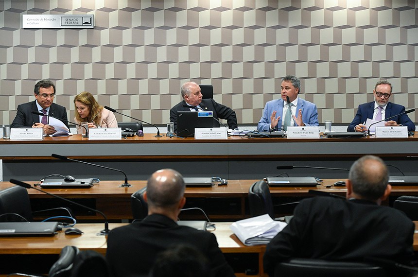 Mesa:
professor titular de Direto Financeiro do Departamento de Direito Econômico, Financeiro e Tributário da Faculdade de Direito da Universidade de São Paulo, Heleno Torres;
subsecretária de Tributação da Receita Federal,
Cláudia Lucia Pimentel;
presidente da CTIADMTR, senador Izalci Lucas (PSDB-DF);
relator da CTIADMTR, senador Efraim Filho (União-PB);
professor de Direito Tributário da Universidade Estadual do Rio de Janeiro, Marcus Livio Gomes.