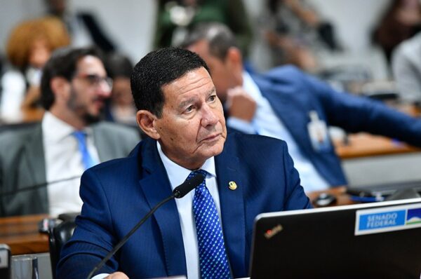 Em pronunciamento, à bancada, senador Hamilton Mourão (Republicanos-RS).