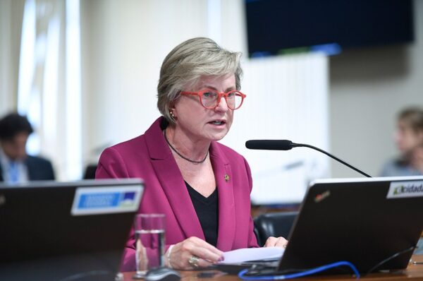 Em pronunciamento, à bancada, senadora Margareth Buzetti (PSD-MT).