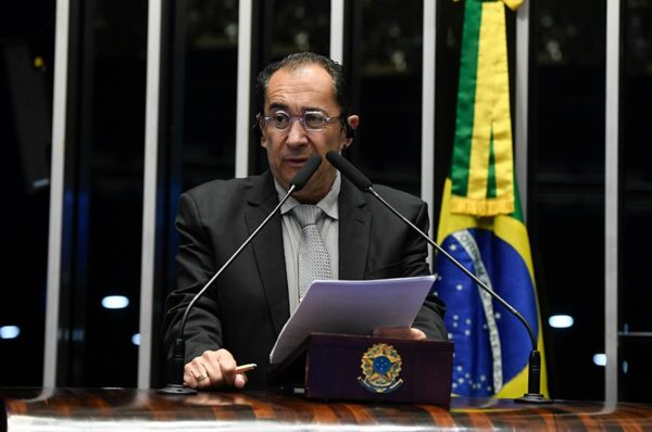 Em discurso, à tribuna, senador Jorge Kajuru (PSB-GO).