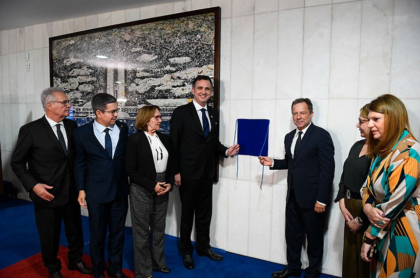 Participam:
senador Renan Calheiros (MDB-AL);
líder do governo no Congresso Nacional, senador Randolfe Rodrigues (sem partido-AP);
senadora Zenaide Maia (PSD-RN);
presidente do Senado Federal, senador Rodrigo Pacheco (PSD-MG);
artista plástico Vik Muniz;
senadora Jussara Lima (PSD-PI);
diretora-geral do Senado Federal, Ilana Trombka.