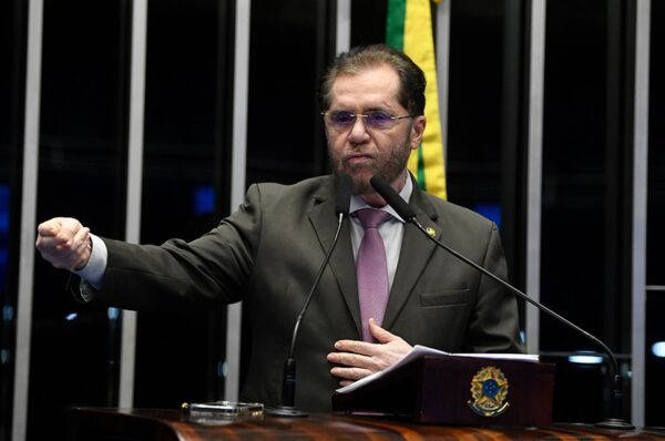Em discurso, à tribuna, senador Plínio Valério (PSDB-AM).