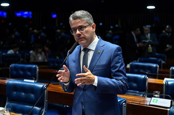 Em pronunciamento, à bancada, senador Alessandro Vieira (MDB-SE).
