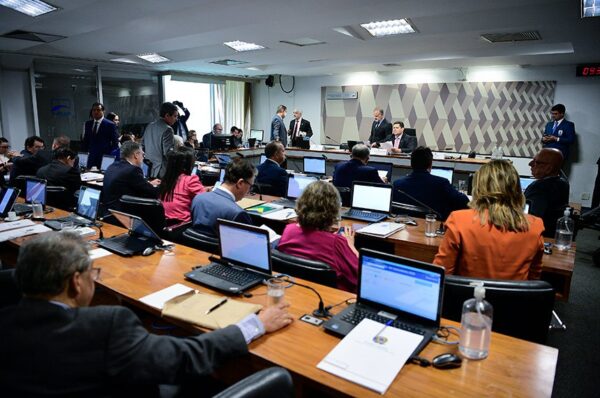 À mesa, presidente da CCJ, senador Davi Alcolumbre (União-AP).