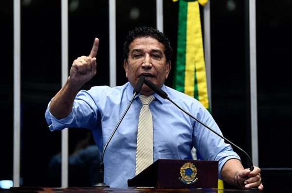 À tribuna, em discurso, senador Magno Malta (PL-ES).