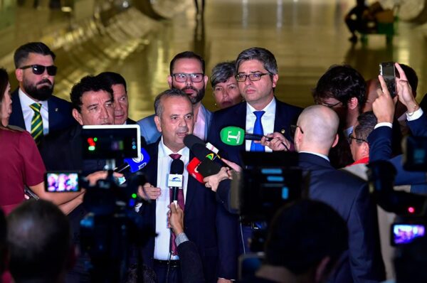 Participam:
senador Carlos Portinho (PL-RJ);
senador Magno Malta (PL-ES);
senador Jorge Seif (PL-SC);
senador Hamilton Mourão (Republicanos-RS).