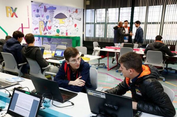 O termo em inglês
startup passou a ganhar visibilidade com a emergência de diversas empresas de tecnologia com exemplos de crescimento e transformação em grandes negócios. Em diversos casos, essas firmas começaram como startup e obtiveram alcance global, deixando esta designação, como é o caso de grandes plataformas digitais como Facebook, Google e Uber. O termo designa empresas com uma forte base tecnológica, que inovam, seja em seus modelos de negócio ou no serviço que ofertam a consumidores.