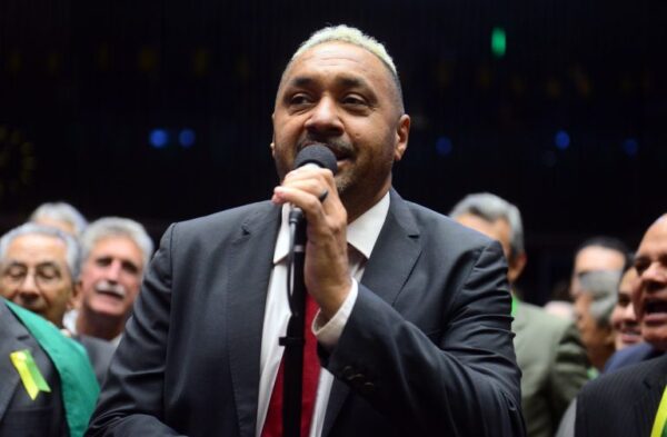 Tiririca fala durante sessão do Plenário