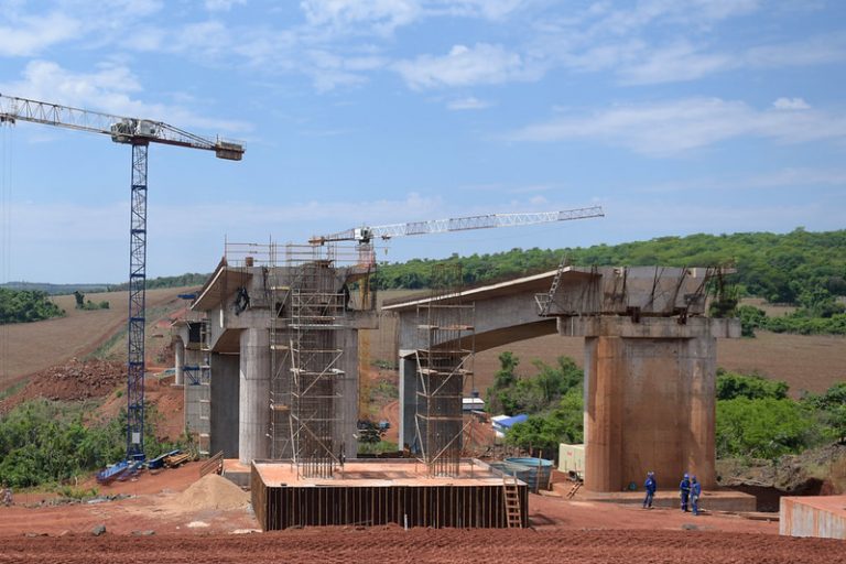 Imagem ilustrativa de uma obra viária em Goiás