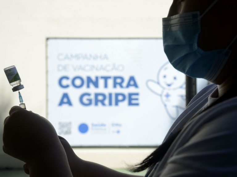 Campanha de vacinação - enfermeira prepara vacina contra a gripe