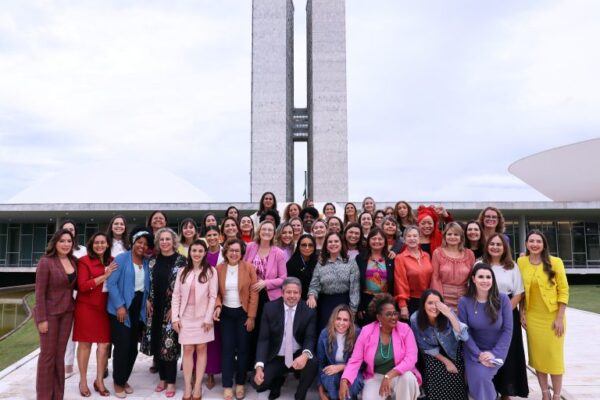 Bancada feminina e o presidente da Câmara, Arthur Lira