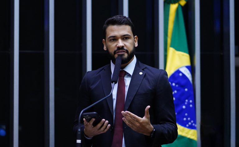 Deputado Samuel Viana (Republicanos-MG) fala no Plenário da Câmara dos Deputados