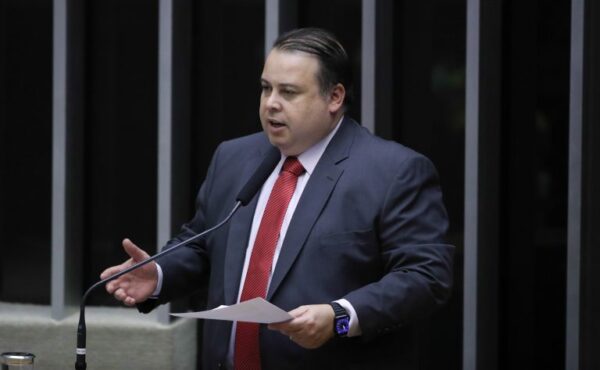 Julio Cesar Ribeiro discursa na tribuna do Plenário