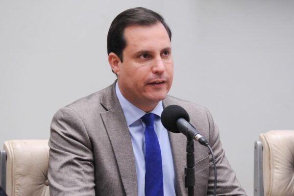 Nicoletti fala durante reunião na Câmara
