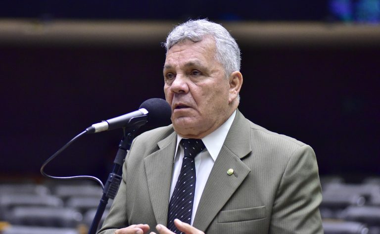 Alberto Fraga fala em sessão do Plenário da Câmara