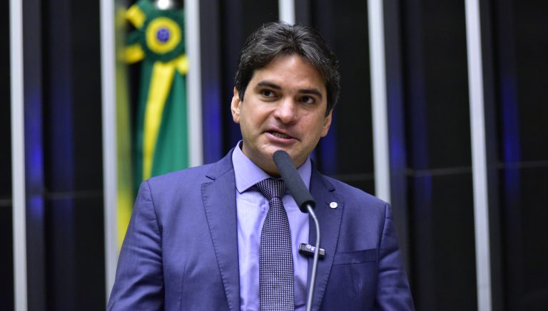 Murilo Galdino discursa na tribuna do Plenário