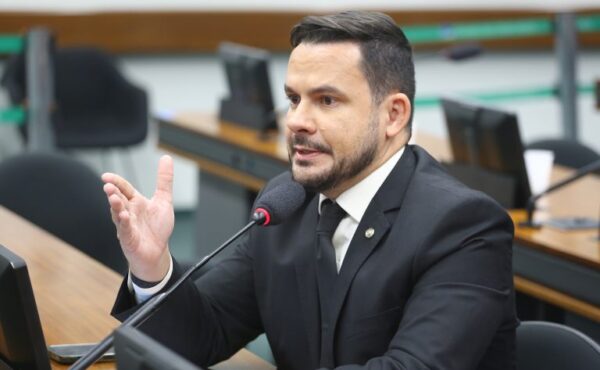 Capitão Alberto Neto fala durante reunião de comissão