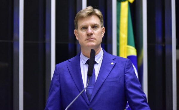 Padovani discursa na tribuna do Plenário