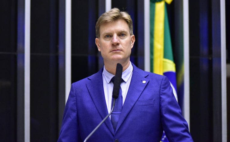 Padovani discursa na tribuna do Plenário