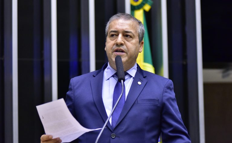 Ronaldo Nogueira discursa na tribuna do Plenário