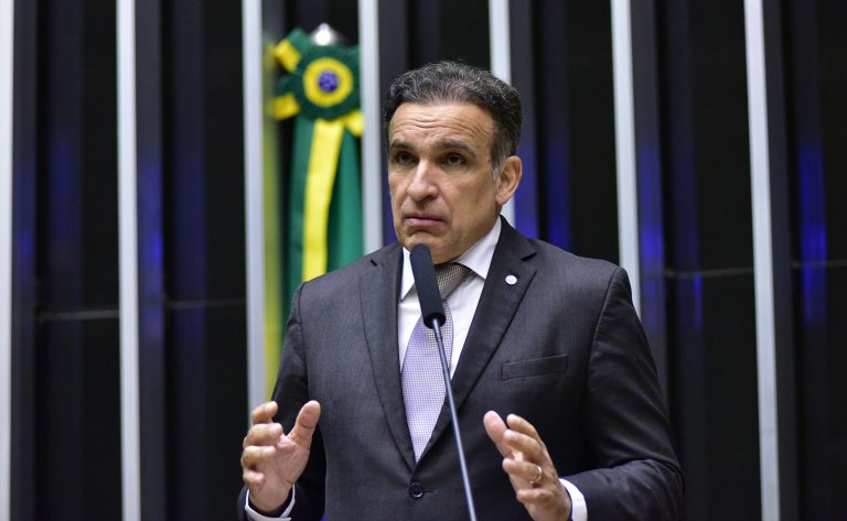 Hugo Leal discursa na tribuna do Plenário