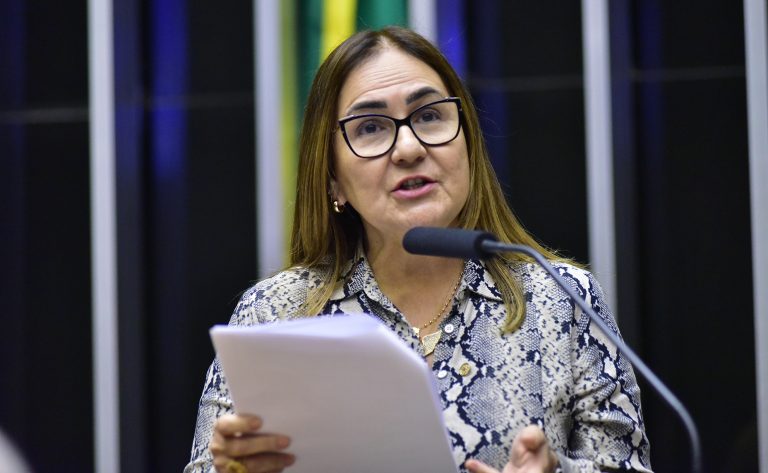 Professora Goreth discursa na tribuna do Plenário