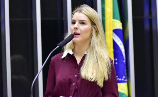 Luisa Canziani discursa na tribuna do Plenário