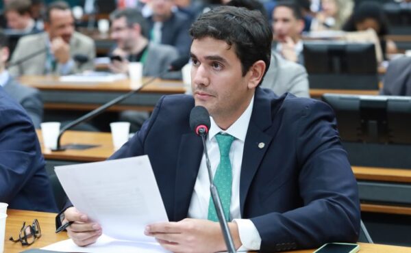 Rafael Prudente participa de reunião de comissão na Câmara
