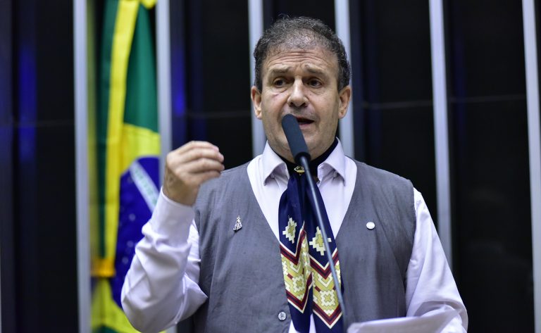 Pompeo de Mattos discursa na tribuna do Plenário