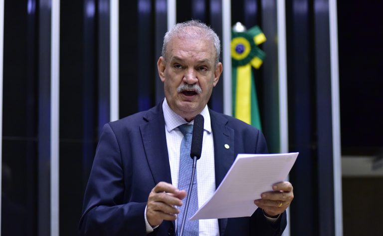 Geraldo Resende discursa na tribuna do Plenário