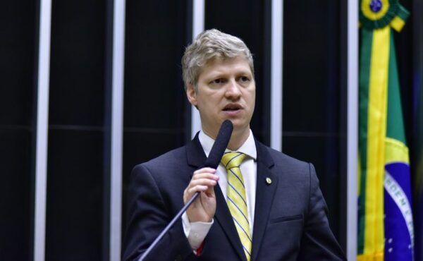 Deputado Marcel van Hattem fala ao microfone