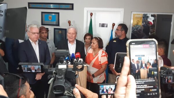 Ministro Ricardo Lewandowski concede entrevista após desembarcar em Mossoró — Foto: Sérgio Henrique Santos/Inter TV Cabugi