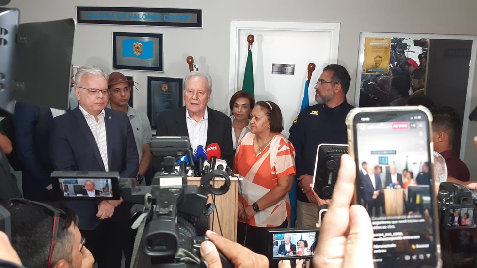 Ministro Ricardo Lewandowski concede entrevista após desembarcar em Mossoró — Foto: Sérgio Henrique Santos/Inter TV Cabugi