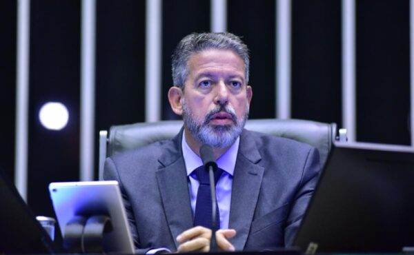 Arthur Lira (PP-AL) comunicou a ausência na manhã da segunda -