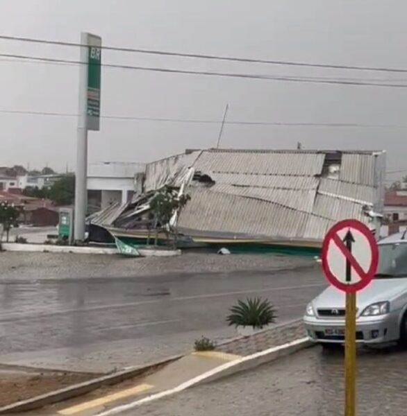 Cobertura de posto de combustíveis é derrubada por ventania em cidade do interior do RN — Foto: Reprodução