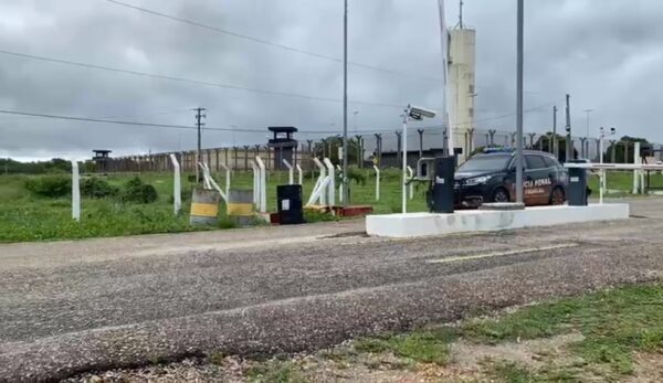 Viatura da Polícia Penal deixa penitenciária federal de Mossoró — Foto: Pedro Hugo/Inter TV Costa Branca
