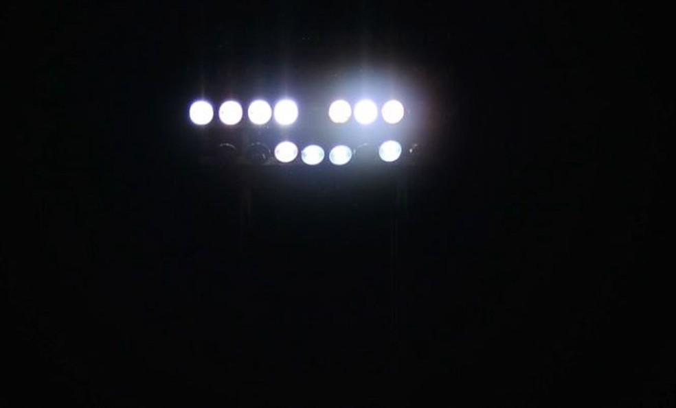 Torre de refletores teve problema no disjuntor durante ABC x Botafogo-PB — Foto: Alexandre Lago