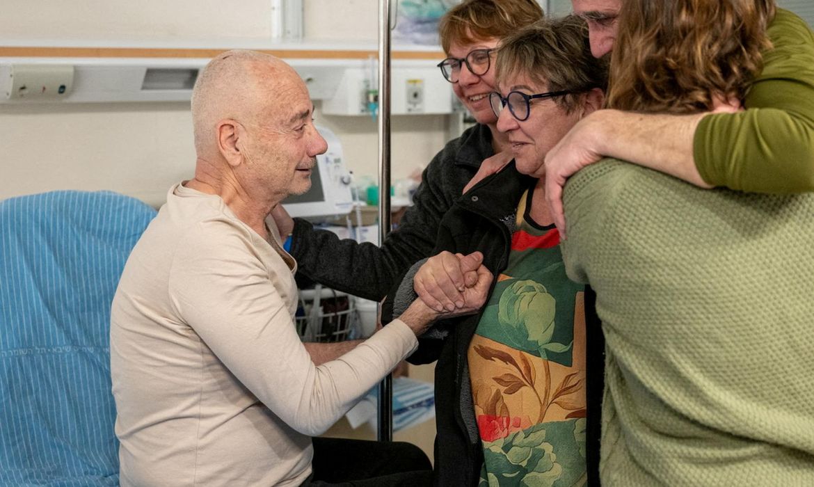 Faixa de Gaza. 12/02/2024 Fernando Simon Marman e Louis Hare, dois reféns israelenses que, segundo os militares israelenses, foram libertados em uma operação de forças especiais em Rafah, Gaza. Foto REUTERS/ ISRAEL DEFENSE FORCES