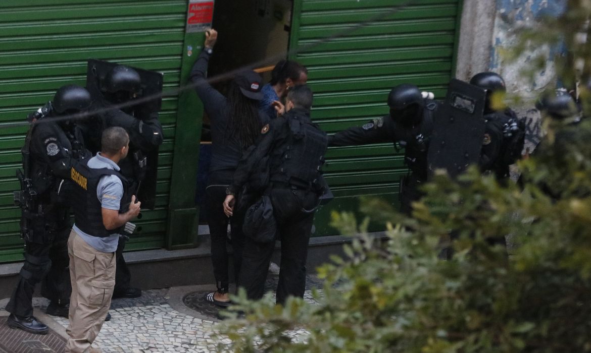 Um homem fez seis pessoas reféns, em um bar na Lapa, área central do Rio de Janeiro, na tarde desta sexta-feira (29). Segundo informações preliminares, ele entrou em um bar na esquina das ruas do Rezende e dos Inválidos, armado com uma faca.