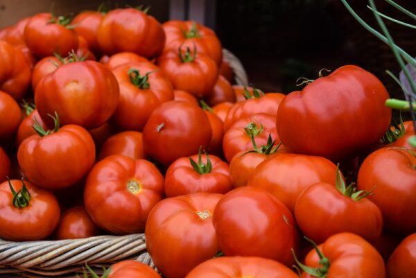 Tomate teve alta de 24,40% no preço — Foto:  Josephine Baran / Unsplash